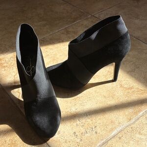 Jessica Simpson Blk felt ankle booties, heel is 4”